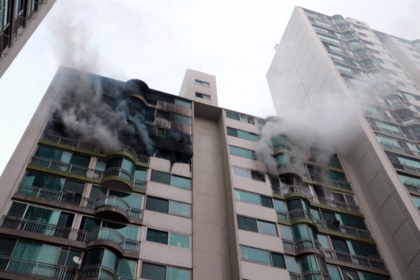 1일 오후 4시 37분께 경기 군포시 산본동 25층짜리 아파트 12층에서 불이 나 신고를 받고 출동한 소방당국에 의해 30여분만에 꺼졌다. 