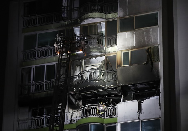 1일 오후 4시 37분께 경기도 군포시 산본동의 한 아파트 12층에서 불이 나 소방당국에 의해 30여분만에 꺼졌다. 