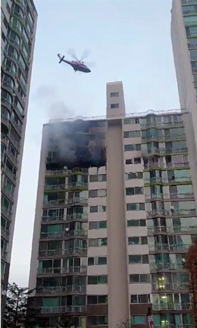 1일 오후 4시 37분께 경기 군포시 산본동의 한 아파트 12층에서 불이 나 소방당국에 의해 30여분만에 꺼졌다. 