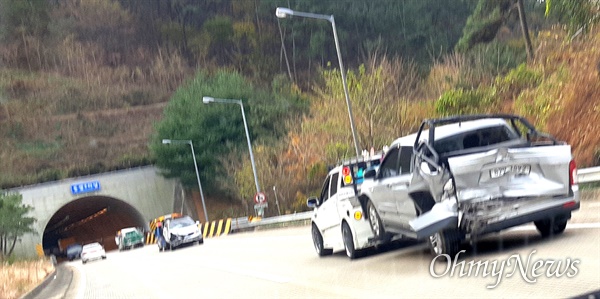12월 2일 아침 통영 방향 통영대전고속도로에서 차량 9대 연쇄 추돌사고 발생.