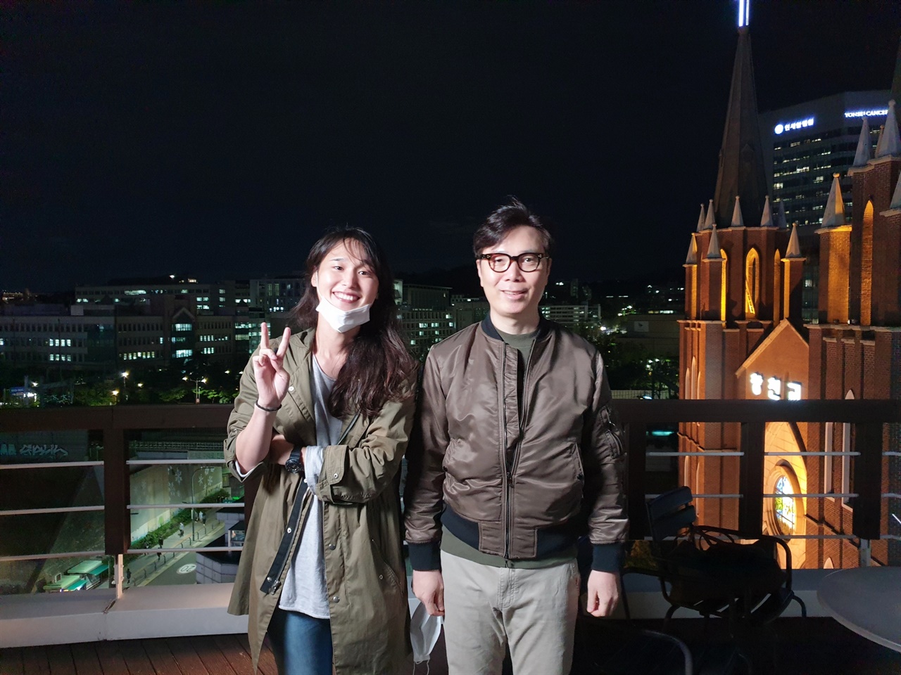  권성민 PD가 김영하 작가님과 촬영 끝나고 함께 찍은 사진 