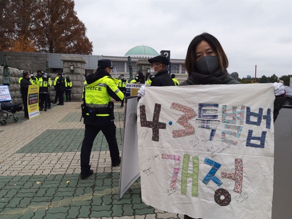 제주4.3특별법 개정을 정기국회내에 통과 시켜 달라며 국회 정문앞에서 1인시위를 하고 있는 윤상희씨