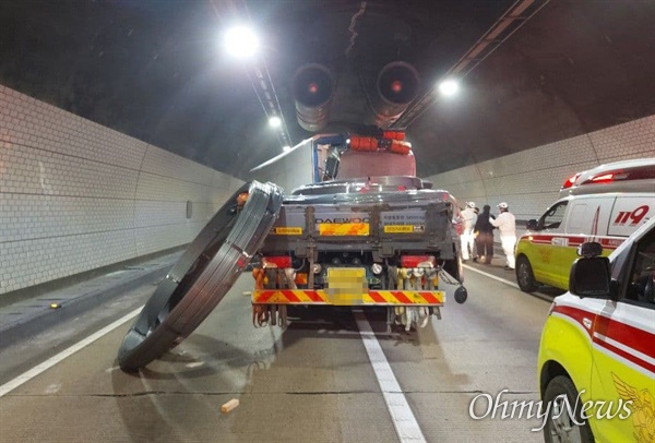 12월 2일 점심시간 무렵 남해고속도로 창원1터널에서 6중 추돌사고가 발생했다.