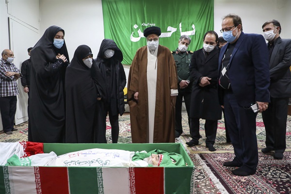 현지시각 11월 28일 이란 사법부 수장이 테러로 피살된 핵과학자 모센 파크리자데를 추모하고 있다.