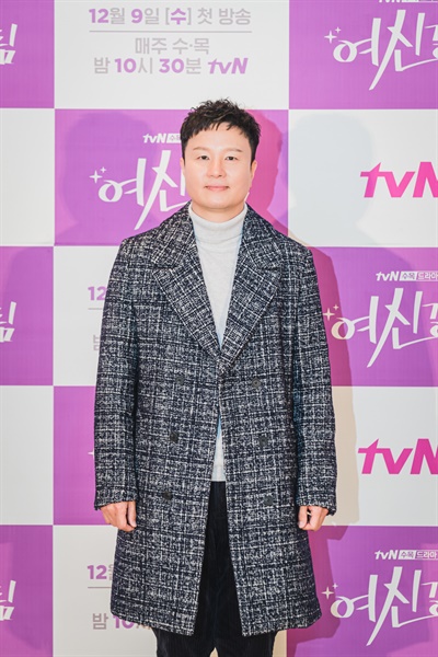  2일 오후 진행된 tvN 새 수목 드라마 <여신강림> 제작발표회에서 김상협 감독이 카메라를 향해 포즈를 취하고 있다.