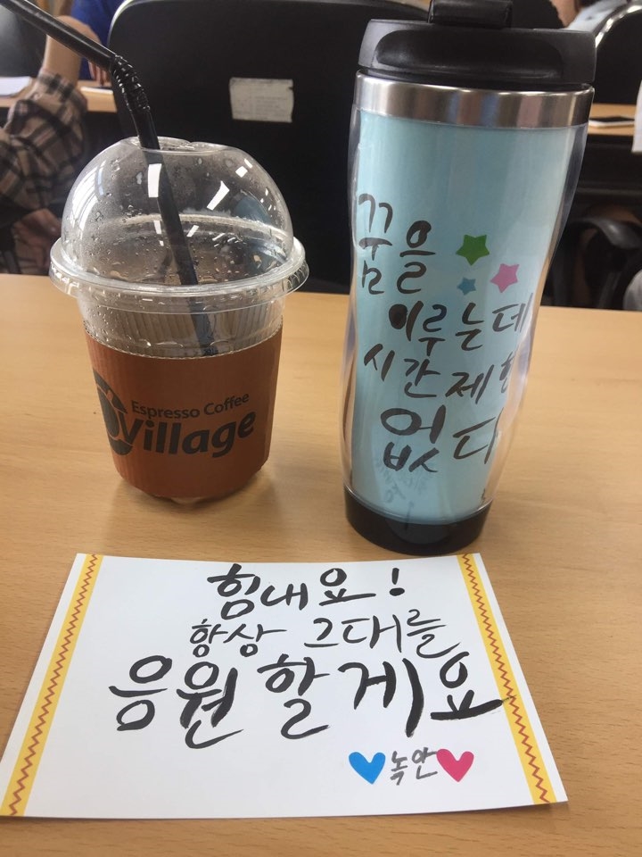  유학생들이 어학당에서 실시한 한국어 캘라그라피 활동