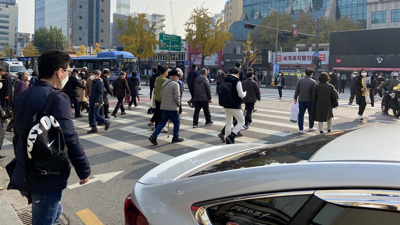  평일 오전 9시경 탑골공원 주변은 노인들과 출근하는 차들로 붐비고 있다.