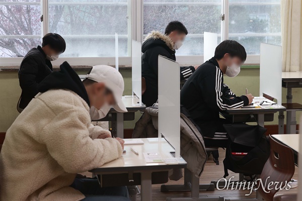 2021학년도 대학수학능력시험일인 3일 오전 서울 서초구 서초고등학교에 마련된 수능 고사장에서 수험생들이 시험 시작을 기다리고 있다.