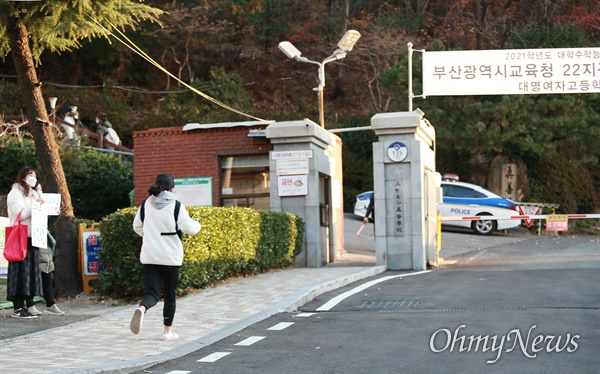 2021학년도 대학수학능력시험이 치러진 3일, 부산지역의 한 시험장으로 수험생들이 입실하고 있다. 코로나19로 집합이 금지돼 과거와 같은 응원전은 완전히 사라졌다. 