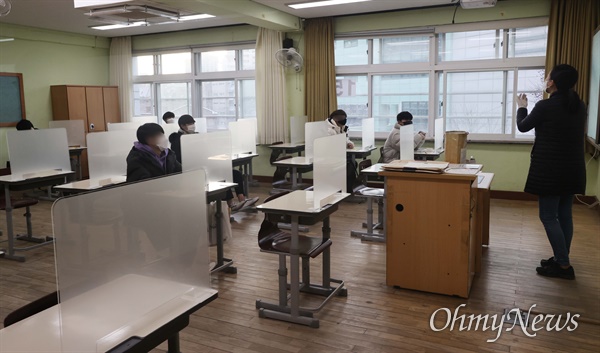 2021학년도 대학수학능력시험(수능)일인 3일 오전 서울 서초구 서초고등학교에 마련된 수능 고사장에서 수험생들이 시험 시작을 기다리고 있다.