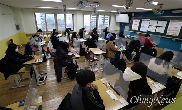 2021학년도 대학수학능력시험일인 3일 오전 서울 영등포구 여의도여자고등학교에 마련된 시험장에서 수험생들이 시험 시작을 기다리고 있다.