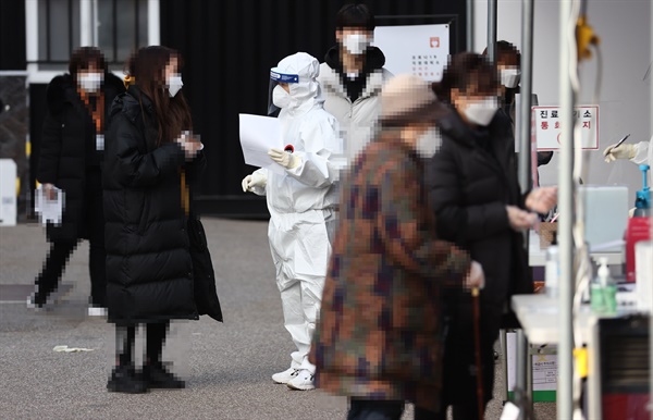 2일 오후 서울 강서구보건소 선별진료소에서 시민들이 의료진의 안내를 받고 있다.