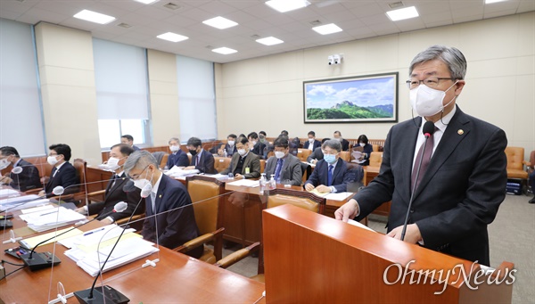 이재갑 고용노동부 장관이 3일 오전 서울 여의도 국회에서 열린 환경노동위원회 전체회의에서 법률안 의결에 대한 정부 측 인사말을 하고 있다. 관련 사진.