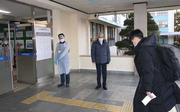 박종훈 경남도교육감이 12월 3일 아침 수능 시험장을 찾아 점검했다.