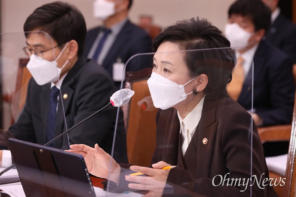 김현미 국토교통부 장관이 2020년 12월 3일 오전 국회에서 열린 국토교통위원회 전체회의에서 의원 질의에 답하고 있다.