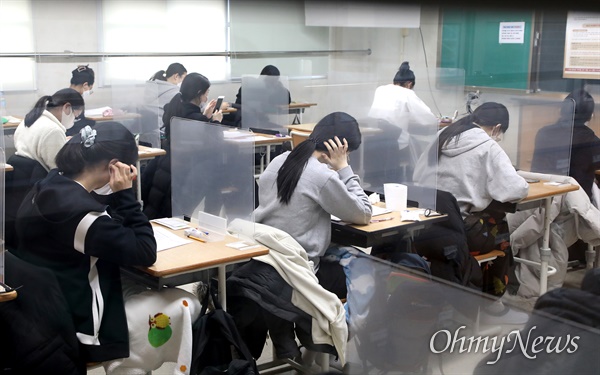 지난해 12월 3일 치러진 2021학년도 대학수학능력시험 수험장 내 사진(장소:대전 괴정고등학교).