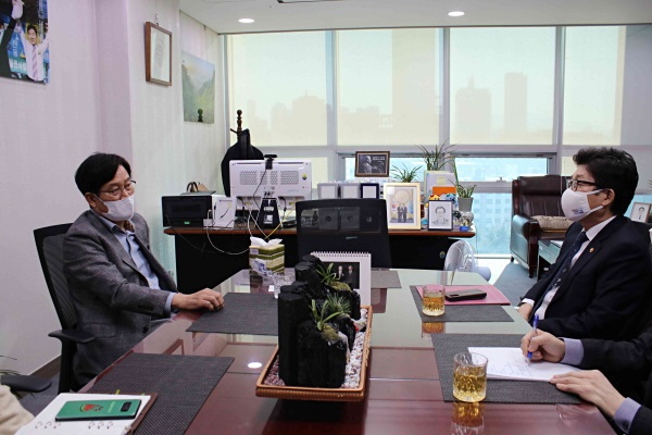신동근 국회의원(왼쪽) 조명래 환경부 장관(오른쪽)을 만나 '수도권매립지 2025년 종료'에 대한 협조를 촉구했다.