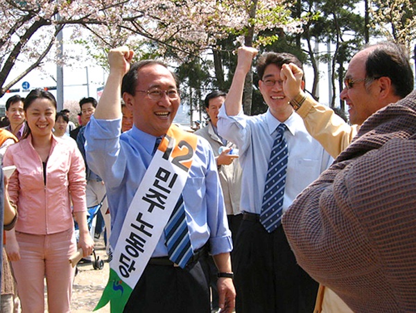 2004년 17대 총선 당시 노회찬이 여의도 윤중로를 거닐며 선거운동하는 모습. 