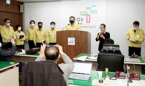 긴급 브리핑 하는 가세로 군수 지난 8월말 12번 확진자 발생 이후 코로나 청정지역을 사수해 오던 태안군에 14번 확진자가 발생해 지역사회가 긴장하고 있다. 이에 가세로 태안군수가 4일 긴급 브리핑에 나섰다. 가 군수는 급속도로 확산세에 있는 인근 서산시와의 업무연계를 강조하면서 총력대응에 나서겠다고도 했다.