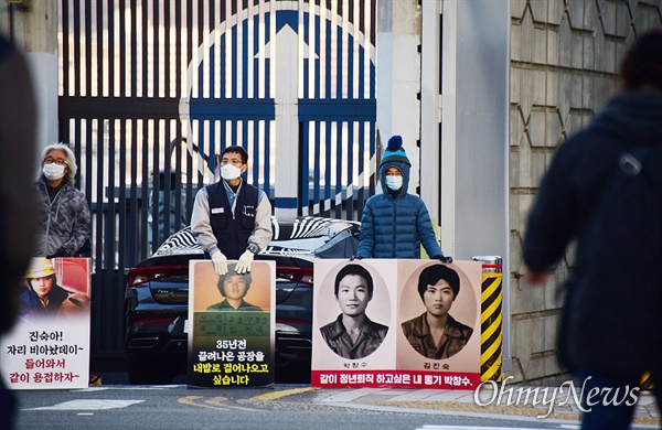 암수술 전 한진중공업 영도조선소에서 복직을 촉구하는 출근 선전전을 진행 중인 김진숙 민주노총 부산본부 지도위원. 