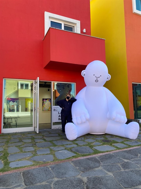 박종호 작가는 지난 10월부터 제주도 스위스 마을에서 전시회를 열고 있다. 박종호 작가 옆에 있는 하얀 케릭터는 본인 작품에 나오는 케릭터를 형상화한 모습이다.