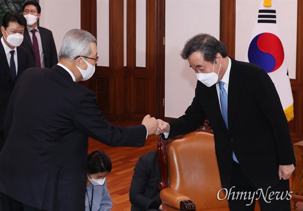 더불어민주당 이낙연 대표(오른쪽)와 국민의힘 김종인 비상대책위원장이 4일 오후 국회 의장실에서 박병석 의장 주재로 열린 교섭단체 정당대표 회동에서 인사하고 있다.