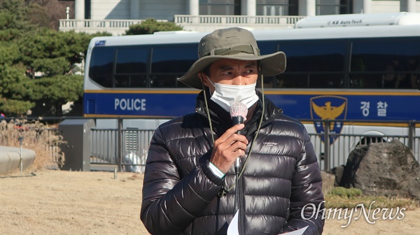 4일 세월호 생존자 김성묵씨가 진상규명 촉구 기자회견을 진행했다.