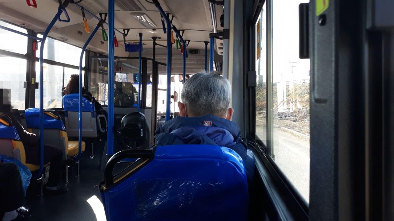 면 단위를 운행하는 버스는 나이 드신 어르신들이 주로 이용한다. 코로나19로 장이 서는 날이 아니면, 빈자리가  많은 채로 운행된다.