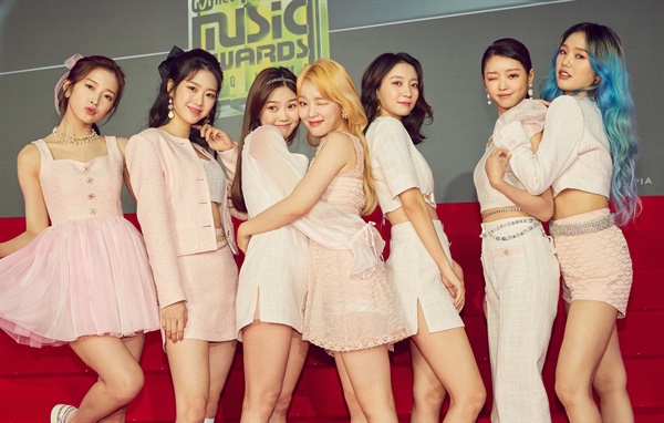 'MAMA' 오마이걸, 상큼발랄 소녀들 오마이걸이 6일 오후 열린 '2020 MAMA(Mnet ASIAN MUSIC AWARDS)'에서 포즈를 취하고 있다.