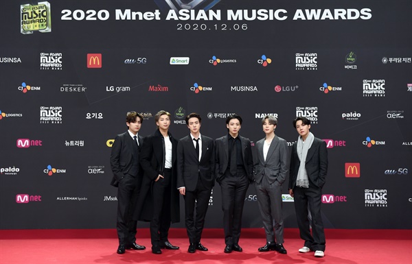 방탄소년단, 'MAMA' 압도 방탄소년단이 6일 오후 열린 '2020 MAMA(Mnet ASIAN MUSIC AWARDS)'에서 포즈를 취하고 있다.