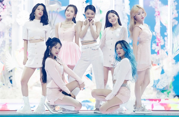 'MAMA' 오마이걸, 상큼발랄 소녀들 오마이걸이 6일 오후 열린 '2020 MAMA(Mnet ASIAN MUSIC AWARDS)'에서 공연을 하고 있다.