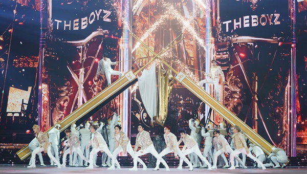 'MAMA' 더보이즈, 정돈된 소년들 더보이즈가 6일 오후 열린 '2020 MAMA(Mnet ASIAN MUSIC AWARDS)'에서 공연을 하고 있다.