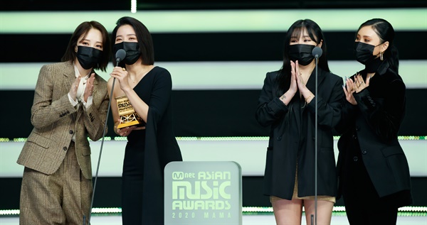 'MAMA' 마마무, 마마니까 마마무! 마마무가 6일 오후 열린 '2020 MAMA(Mnet ASIAN MUSIC AWARDS)'에서 수상소감을 말하고 있다.