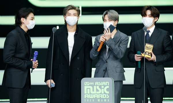 'MAMA' 방탄소년단, 마스크는 언제나 방탄소년단이 6일 오후 열린 '2020 MAMA(Mnet ASIAN MUSIC AWARDS)'에서 수상소감을 말하고 있다.
