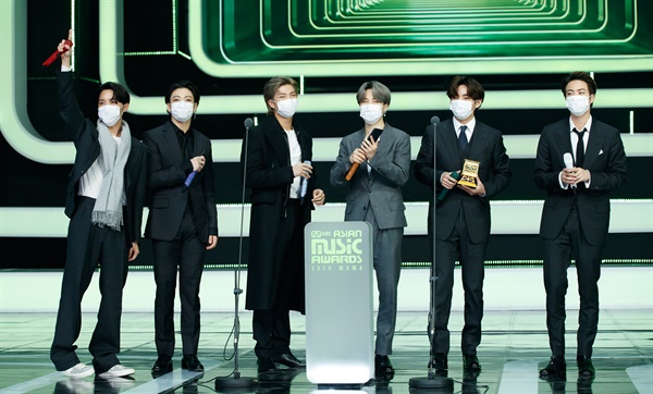 'MAMA' 방탄소년단, 마스크는 언제나 방탄소년단이 6일 오후 열린 '2020 MAMA(Mnet ASIAN MUSIC AWARDS)'에서 수상소감을 말하고 있다.