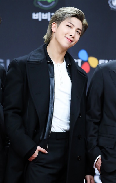 'MAMA' 방탄소년단 RM 방탄소년단의 RM이 6일 오후 열린 '2020 MAMA(Mnet ASIAN MUSIC AWARDS)'에서 포즈를 취하고 있다.
