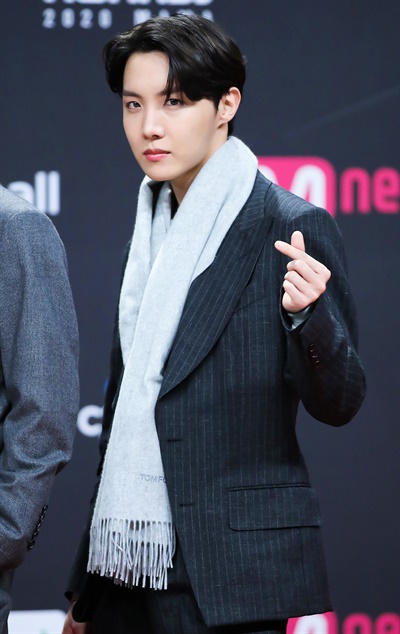 'MAMA' 방탄소년단 제이홉 방탄소년단의 제이홉이 6일 오후 열린 '2020 MAMA(Mnet ASIAN MUSIC AWARDS)'에서 포즈를 취하고 있다.