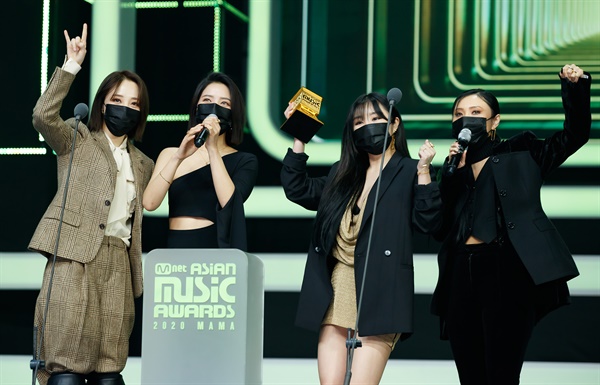 'MAMA' 마마무, 마마니까 마마무! 마마무가 6일 오후 열린 '2020 MAMA(Mnet ASIAN MUSIC AWARDS)'에서 수상소감을 말하고 있다.