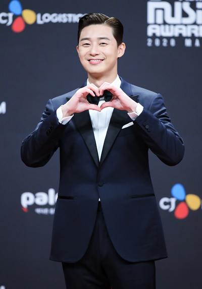 'MAMA' 박서준, 꿀 떨어지는 미소 박서준 배우가 6일 오후 열린 '2020 MAMA(Mnet ASIAN MUSIC AWARDS)'에서 포즈를 취하고 있다.