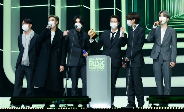 방탄소년단, 'MAMA' 접수 중 방탄소년단이 6일 오후 열린 '2020 MAMA(Mnet ASIAN MUSIC AWARDS)'에서 수상소감을 말하고 있다.