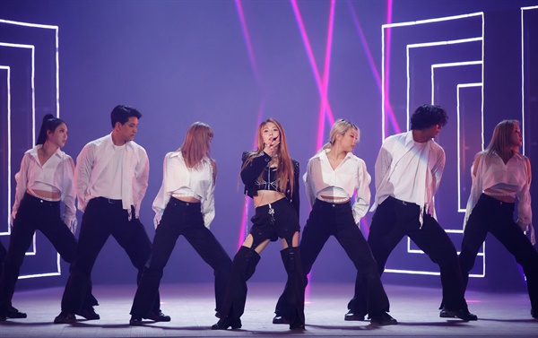 'MAMA' 보아, 아시아의 큰 별 보아 가수가 6일 오후 열린 '2020 MAMA(Mnet ASIAN MUSIC AWARDS)'에서 공연을 하고 있다.