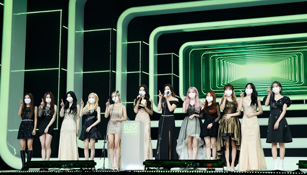 'MAMA' 아이즈원, 우아하게 아이즈원이 6일 오후 열린 '2020 MAMA(Mnet ASIAN MUSIC AWARDS)'에서 수상소감을 말하고 있다.