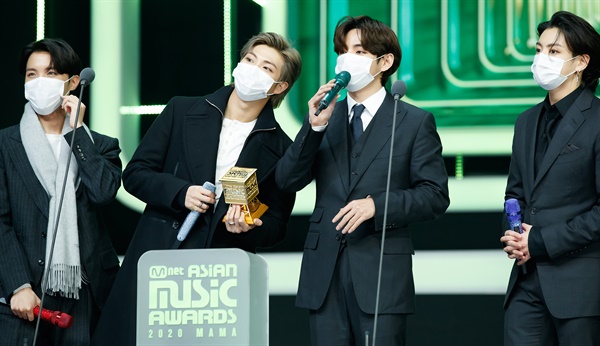 'MAMA' 방탄소년단, 수상의 연속 방탄소년단이 6일 오후 열린 '2020 MAMA(Mnet ASIAN MUSIC AWARDS)'에서 수상소감을 말하고 있다.