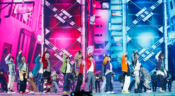 'MAMA' 세븐틴, 앞으로 앞으로! 세븐틴이 6일 오후 열린 '2020 MAMA(Mnet ASIAN MUSIC AWARDS)'에서 공연을 하고 있다.