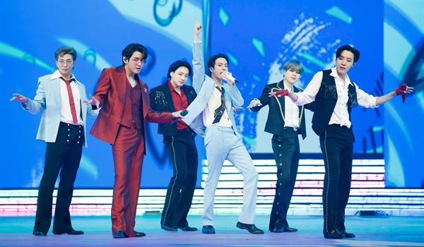 'MAMA' 방탄소년단, 모두에게 위로를 방탄소년단이 6일 오후 열린 '2020 MAMA(Mnet ASIAN MUSIC AWARDS)'에서 공연을 하고 있다.