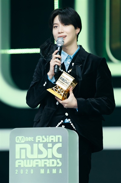 'MAMA' 태민, 맑은 미소 태민 가수가 6일 오후 열린 '2020 MAMA(Mnet ASIAN MUSIC AWARDS)'에서 수상소감을 말하고 있다.