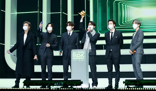 방탄소년단, 'MAMA' 접수 중 방탄소년단이 6일 오후 열린 '2020 MAMA(Mnet ASIAN MUSIC AWARDS)'에서 수상소감을 말하고 있다.