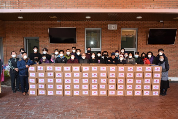 천주교 마산교구 반송성당 사목협의회는 12월 5일 ‘사랑의 김치나누기 행사’를 가졌다.