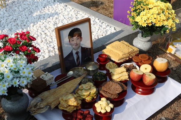 6일 경기도 남양주시 모란공원에서 열린 고(故) 김용균 2주기 추모제에서 고인을 위한 음식이 놓여 있다.