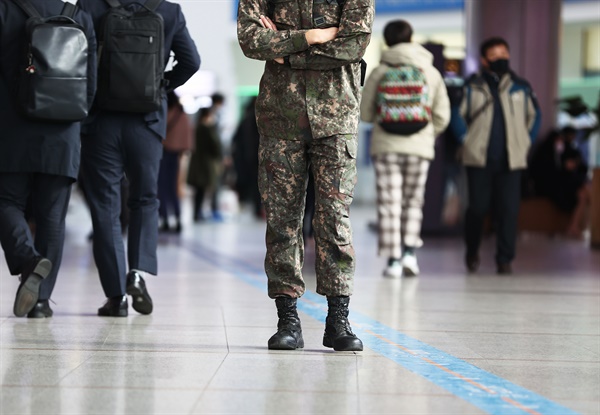 2020년 11월 27일, 서울역에 서 있는 한 군인의 모습